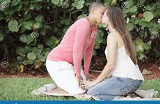 vrouwen kussen lesbische baisers lesbiens femmes donne baciare lesbico
