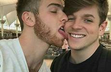 kissing mayor hermano cosas meaws gays besándose relatos garotos แ ชร บน