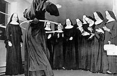 nuns sisters nonnen hula minihan consecrated kirkon historiaa kirkko katolinen vergnügen viel