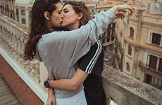 lesbians kissing casal casais lesbicos lovescenehair beijando bisexual lésbicas lésbica lésbico visit lésbicos intersectional feminism