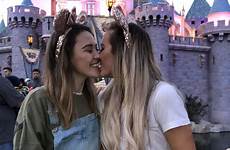lgbt filles lesbien lesbiennes kissing bff curious bisexual amoureuses rencontre