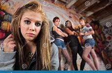 gang intimidating intimiderend intimidazione meisje troep cruel gruppo bullies blond harassing