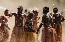aboriginal australia torres strait islander ceremonies cultures malcolm peoples uluru impact aboriginals australien theculturetrip structures ways aborigene