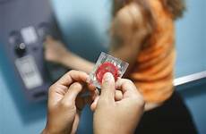 condom condoms hiv prevention bubble preservativo usare menuez doug aids cdc guidance