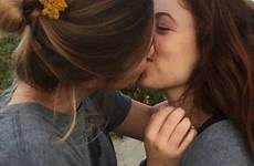 lgbt cute lesbians pride gay lésbicas amoureuse beijando bisexual braces lésbico ift mignons lesbiens frases mignon lindsay yates estar queria