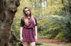 teenage retrato coloca hermoso adolescente tonårs flicka heijo stående skog anseende härligt