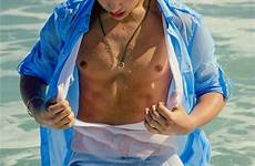 austin mahone shirtless mraz prove bieber hotter bulging weheartit