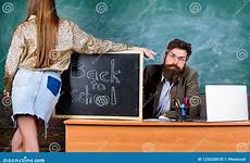 teacher seduces seduce insegnante tavola lavagna esperienza studente rigoroso siede ragazza chalkboard leraar strict studentenmeisje zit strikte ervaren verleidt minirok