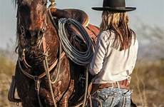 cowgirls rodeo riding horses western cowboys desert cow knows fillies pferd