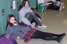 strumpfhose schoolgirls skirts mädchen schule preteen strumpfhosen recess hallways minirock highschool nylons