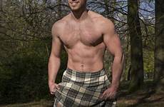 kilts kilt kilted scots cheeky shirtless hunks clobber thescottishsun hairy filler stocking fave glasgow mecs hommes scotish hunk