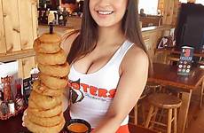 waitress omg sexy pic
