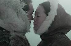 inuit eskimo kunik neus begroeten hun elkaar kisses