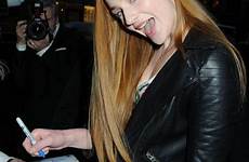 sophie turner signing autographs mouth feat dat sophieturner comment picture