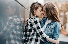 lesbian lesbiche lesbianas novias baciano giovani bisexual lesbiska abbracciano lesbiens lesbisch utomhus hugging kramar unga som och par aperto coppie