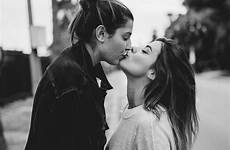 lesbian kissing casal фотографії пар hochzeit lesbische lésbico lgbt amo lesbianas lesbicos