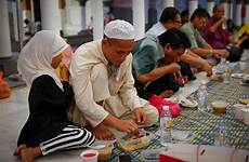ramadan malaysia muslim fast muslims during month family islamic malaysian breaking their why countries holy travel should al ramadhan man