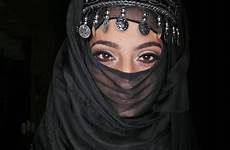 nadia hijab islam veils participates star bintang eks produser karena jatuhkan pensiun filmdaily liberal okezone