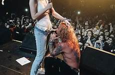 bella thorne sun mod her she star flash gave his crowds underneath saucy legs then top steamy performance