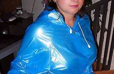 regenmantel rainwear amateurs anziehen transparenter jacken kurvig plastik fetischist traumfrau