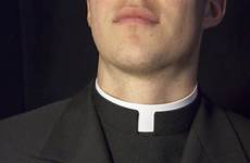 desnudos sacerdote obispos meternos vinculan encubrimiento sacerdotes impactantes tocarnos relatos abusos piscina obligaban nos fuente
