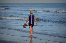 walking seashore daytime lagos playas deporte hazlo practica mejoras pasear relaciona peakpx psiquiatria pixy