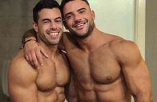 homens muscular kissing musculosos bromance hunk physique casal