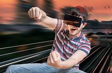 immersive giovane sta giocando hololens videogioco realtà virtuale correndo simulatore felice programming regolatore leva comando tiene hadiah kamu