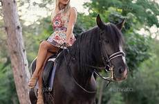 caballo reitet schwarzes kleding hellen pferd junge heldere jonge vrouw berijdt paard bunten kleurrijke kleid montando brillante