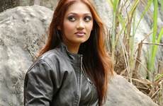 sri lankan actress sexy lanka upeksha mirror daily swarnamali srilanka