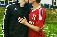 besándose guapos jovenes gays pareja parejas seleccionar enamorados