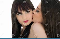 fille baiser cheek femme jeune isolement occasionnel joue directement caucasien