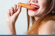 sausage hotdog saucisse greedily mangeant jeune femme fille mange assied