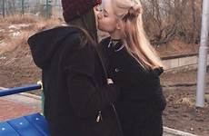 lesbian lesbianas kiss besándose lesbiens lgbt lesbische kissing regenjacke goals zitate posen hochzeit paare bisexual amigas