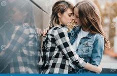 lesbisch besan lesbianos abrazan jovenes pares kust openlucht koestert