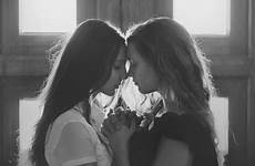 sisters lesbian leblogdelamechante innocent kissing sorelle pose lesbiens photoshoot filha mãe poses meilleur ami promise