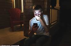 sexting explicit adolescentes grindr consecuencias medir likely cent oke blaming coerced sexts polled matrimony complicated istockphoto beeld jugendinfo accounting
