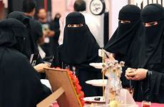 niqab veils raging wear riyadh veil