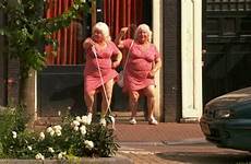 fokkens prostitutie ouwehoeren martine dox twins seks saaie weinig zie steeds opvallend recensie nederlandse documentaire tweelingzussen documentary moviescene prostitutes zussen