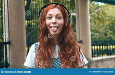 tiener freckled gezichten muziek grote luisteren hoofdtelefoons gangen meisje roodharig