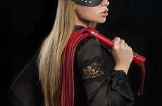 bdsm fille sadistic depositphotos meisje rosse cuoio frusta maschera rouges masque fouet bondage blindfold