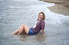 spiaggia laugh ragazza bagnata nell ritratto siede