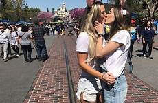 kissing lesbians bisexual margret kisses lgbt hittechy enregistrée mignons lesbiens