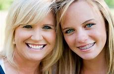 teenage daughters braces adolescente hija figlia orthodontics bonding indirect mère teenager abraza esteem longs heureuse accolades sourire orthodontic