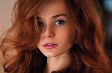 rousse roux cheveux jolie beaux maquillage coiffure mannequin