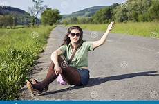 hitchhiking attractive attraente sedentesi giovane