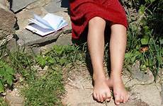 bambina piedi nudi taccuino pulizia nudo piede