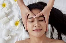 massage receiving massaggio terraferma bellissima riceve facciale