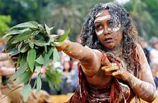 aboriginal aborigin aborigine aborigines suku ureinwohner goddesses australien spiegel sejarah aboriginals geschichte australiens dance curious zeremonie myths frau kanguru mereka