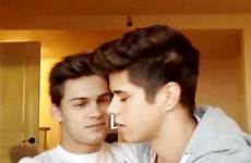 teen tumblr couple making gays kissing gif homo dylan geick teens beijando krecioch jackson pasta escolha casal wattpad fiction